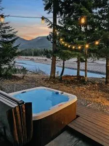 The River House- Riverfront Cabin-hot tub, gazebo! - Nisqually Vista
