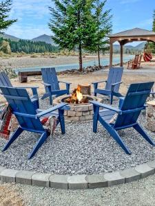 The River House- Riverfront Cabin-hot tub, gazebo!