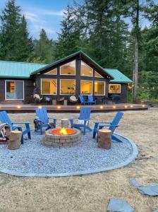 The River House- Riverfront Cabin-hot tub, gazebo!