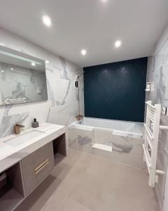 Villas A Eze , Bas de villa piscine pres de Monaco : photos des chambres