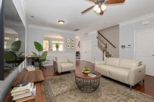 Chic Minimalist Townhouse - 岩石丘