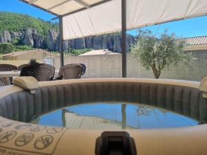 Maison avec jacuzzi et vue sur les penitents