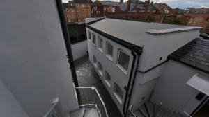 Spacious Central Duplex Apartment with 2 Bathrooms with Free Wi-Fi, Parking and Keyless Access, Sleeps up to 9 - Perfect for Groups