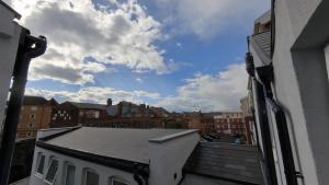 Spacious Central Duplex Apartment with 2 Bathrooms with Free Wi-Fi, Parking and Keyless Access, Sleeps up to 9 - Perfect for Groups