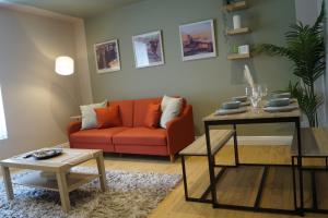 Spacious Central Duplex Apartment with 2 Bathrooms with Free Wi-Fi, Parking and Keyless Access, Sleeps up to 9 - Perfect for Groups