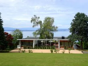 Evian villa with Lake Geneva views in 1960 mid-century modern style - Neuvecelle