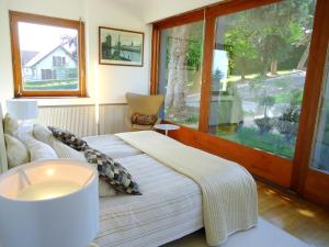Villas Villa with Lake Geneva views; 1960 (mid century modern) style : photos des chambres