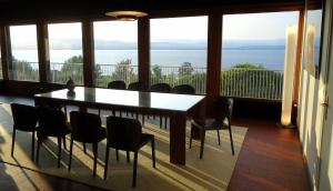 Villas Villa with Lake Geneva views; 1960 (mid century modern) style : photos des chambres
