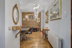 Grand Square Suite - Tale Of The City 