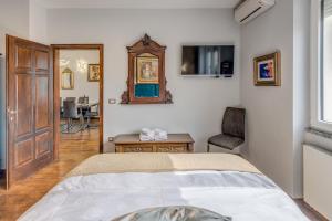 Grand Square Suite - Tale Of The City 