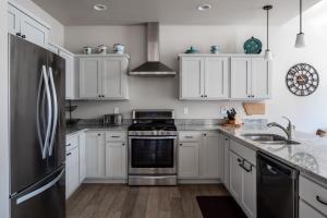 Southbridge Cottage: Cozy and Modern Home