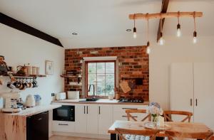 Outdoor Spa & Sauna with amazing views at Jaclyn Studio