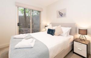Harp Haven - Contemporary in Suburban Tree lined Kew
