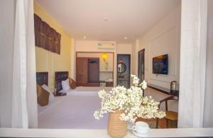 Phòng Gia đình Nhìn ra Vườn (Family Room with Garden View)