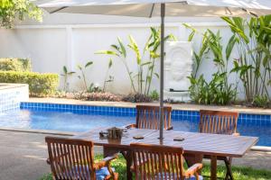 Coconut Palms huge swimming pool and pool table V136