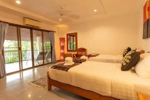 Coconut Palms huge swimming pool and pool table V136