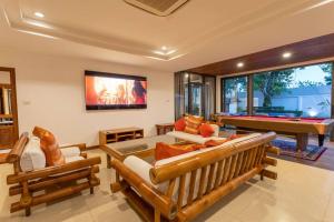 Coconut Palms huge swimming pool and pool table V136