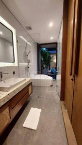 Akhila 5 - 1 BR modern tropical villa at the heart of Seminyak