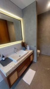 Akhila 5 - 1 BR modern tropical villa at the heart of Seminyak