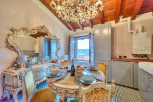 Laetitia Salò-Historic center near Lake - Happy Rentals
