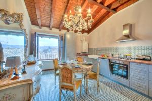 Laetitia Salò-Historic center near Lake - Happy Rentals