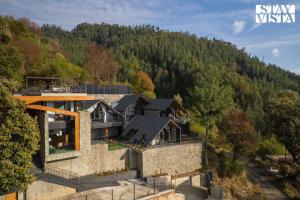 StayVista at Shai Sher Estate with Bonfire, BBQ and Lawn