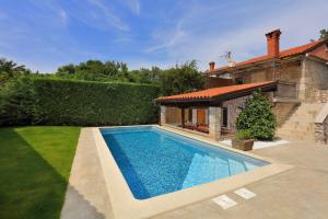 Holiday house NATURA with pool 