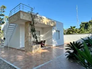 Villa Edoardo con pineta a 250 metri dal mare - Torre Squillace