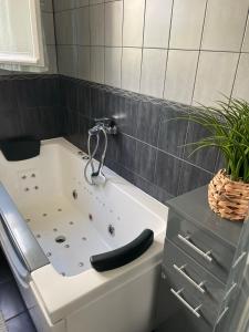 Maisons de vacances Maison chaleureuse 4 chambres avec jardin - Proche Paris Jeux olympiques 2024 - ARENA Paris Nord Villepinte - Parc des expositions - Aeroport CDG - Disney : photos des chambres