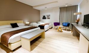 Family Room with Bath Tub - Non-Smoking room in Best Western Premier Ark Hotel