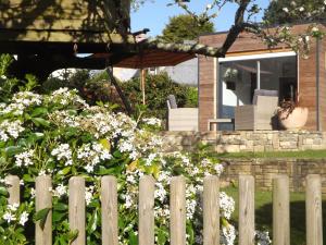 Maisons de vacances Charmante maison avec jardin a Guidel, proche nature : photos des chambres