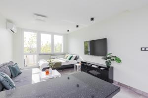 SuperApart Saska 48a, Sleek 6th-Floor Studio with Balcony & Elevator Access