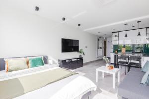 SuperApart Saska 48a, Sleek 6th-Floor Studio with Balcony & Elevator Access