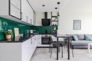 SuperApart Saska 48a, Sleek 6th-Floor Studio with Balcony & Elevator Access