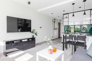 SuperApart Saska 48a, Sleek 6th-Floor Studio with Balcony & Elevator Access