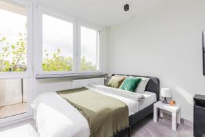 SuperApart Saska 48a, Sleek 6th-Floor Studio with Balcony & Elevator Access