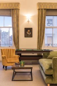 Luxury London 3 Bedroom Duplex with Pool Table - 4HS