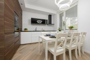 Złoty Potok Modern Family Apartment with Balconies & Parking Warsaw by Renters