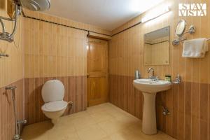 StayVista at The Manor with Mountain View & Fireplace