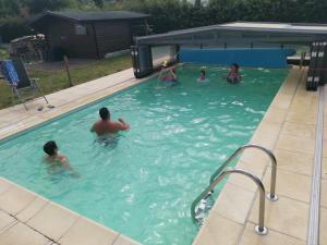 Gîte coquet 2 chambres, 2 salles de douches avec piscine, spa