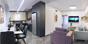 Luxury Stay at Mackenzie Beach with Private Parking and Balcony