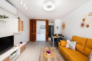 Bajondillo Beach, large LOFT with INTENSE SUN