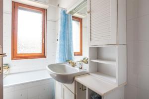 GuestHost - Bright Apartament with Balcony and Parking!