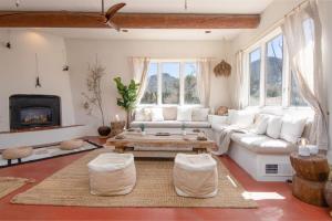 Desert Lily - Room 3 with shared pool access