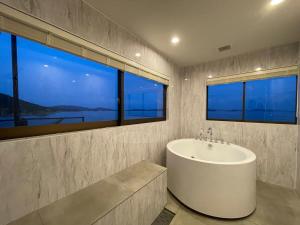 bLOCAL Sugawa House - 1 Bedroom House with Beautiful Ocean View for 12 Ppl