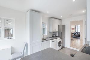 Refurbished High Spec CENTRAL Family Home