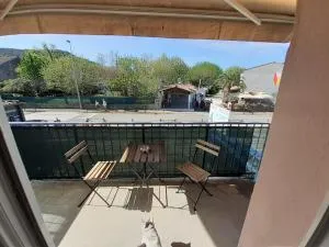 Bel appartement à 400 mètres de la rivière de l'Ardèche et de Vallon-Pont-d'Arc - 萨拉瓦