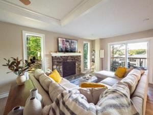 Berkshire Vacation Rentals: Leicester Lake Front Home Come Relax