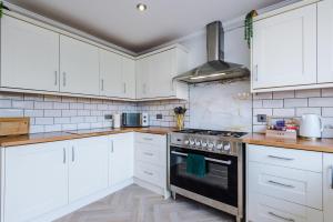 Damson House- Spacious, Modern 6 bedroom Executive House - Ideal for Work Teams or Multi-Generational Families