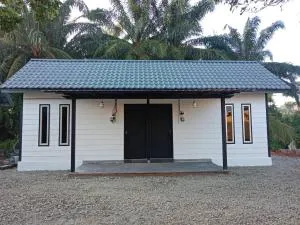 4X4 HOMESTAY & KOPITIAM - Kampong Parit Jelutong